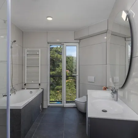 With 6 Bedrooms And Heated Pool * Mošćenička Draga