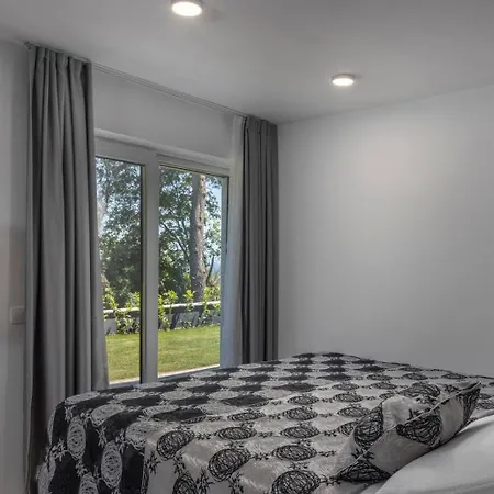 Villa With 6 Bedrooms And Heated Pool