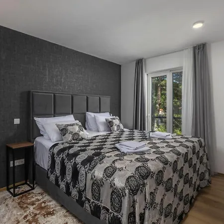 With 6 Bedrooms And Heated Pool Villa *