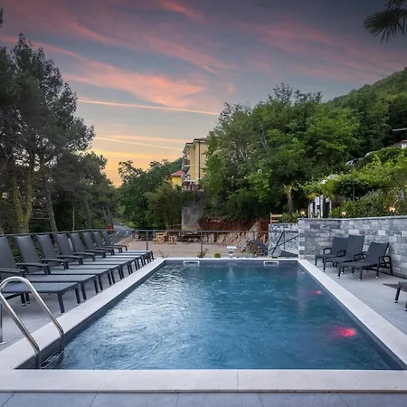 With 6 Bedrooms And Heated Pool *