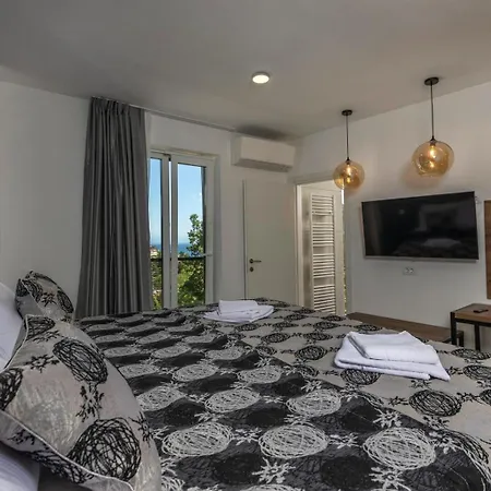 Villa With 6 Bedrooms And Heated Pool *