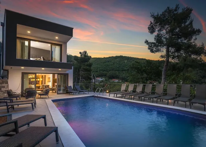 Villa With 6 Bedrooms And Heated Pool *