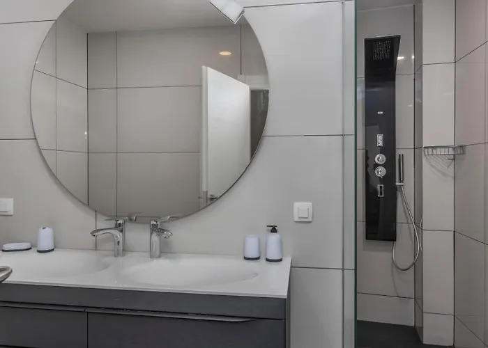 With 6 Bedrooms And Heated Pool * Mošćenička Draga