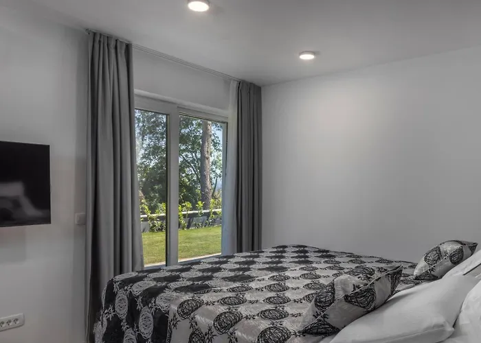 Villa With 6 Bedrooms And Heated Pool