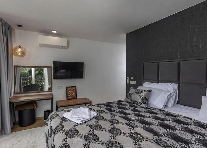With 6 Bedrooms And Heated Pool Villa