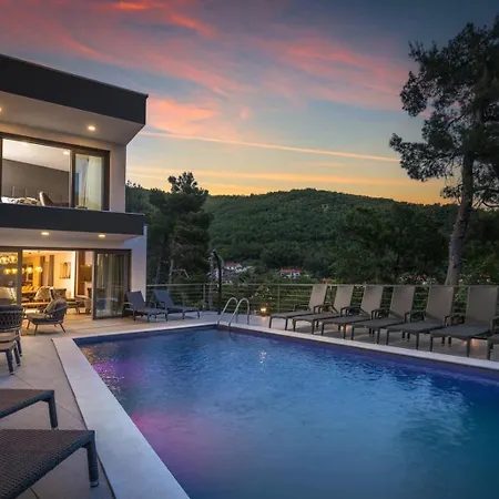 Vilă With 6 Bedrooms And Heated Pool *
