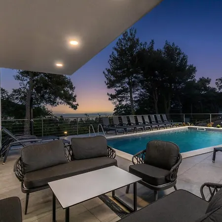 Vilă With 6 Bedrooms And Heated Pool