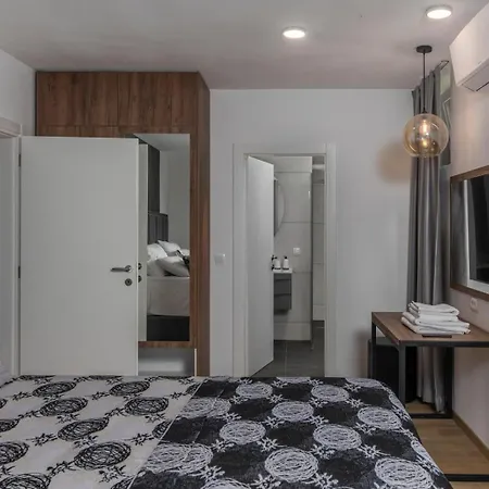 Vilă With 6 Bedrooms And Heated Pool *
