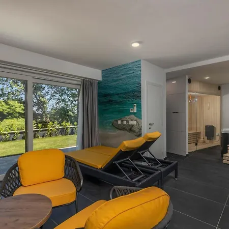 Vilă With 6 Bedrooms And Heated Pool *