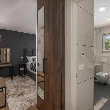 Vilă With 6 Bedrooms And Heated Pool