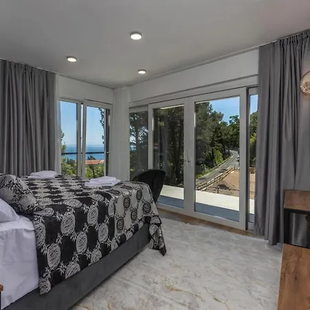 With 6 Bedrooms And Heated Pool Vilă Mošćenička Draga
