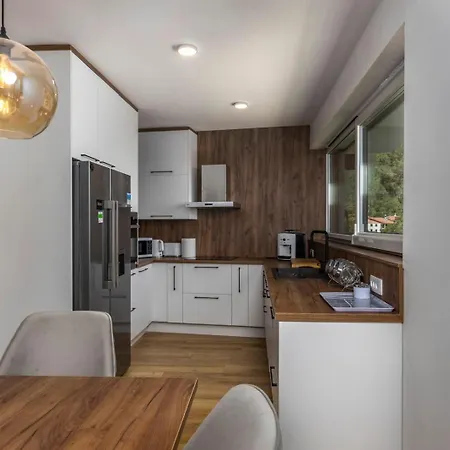 With 6 Bedrooms And Heated Pool *