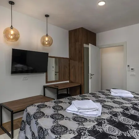 Vilă With 6 Bedrooms And Heated Pool