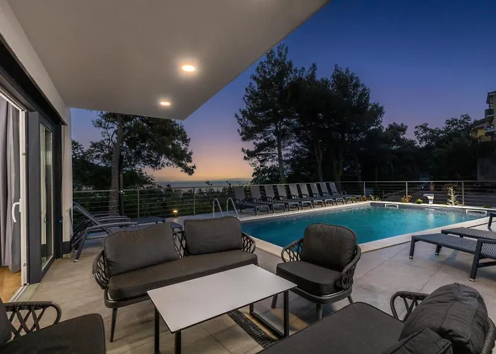 Villa With 6 Bedrooms And Heated Pool