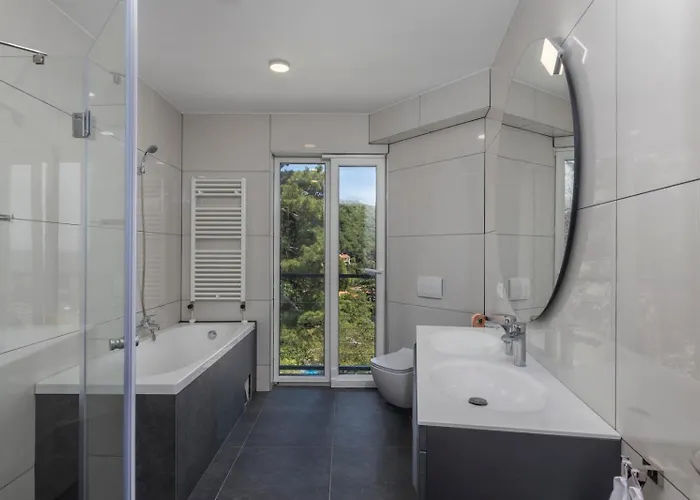 With 6 Bedrooms And Heated Pool * Mošćenička Draga