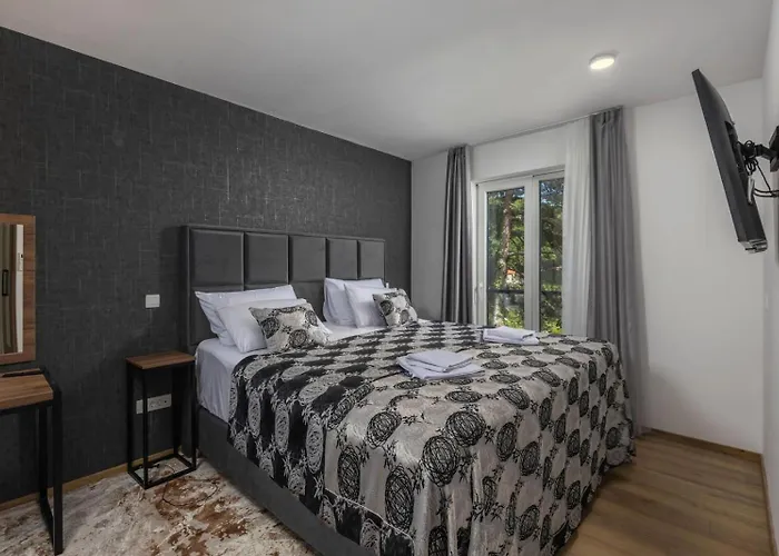 With 6 Bedrooms And Heated Pool Villa *