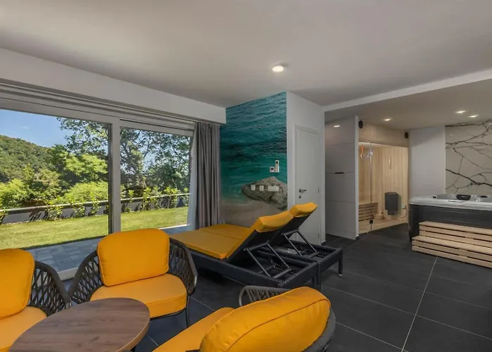 Villa With 6 Bedrooms And Heated Pool *