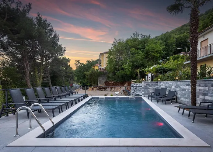 With 6 Bedrooms And Heated Pool *