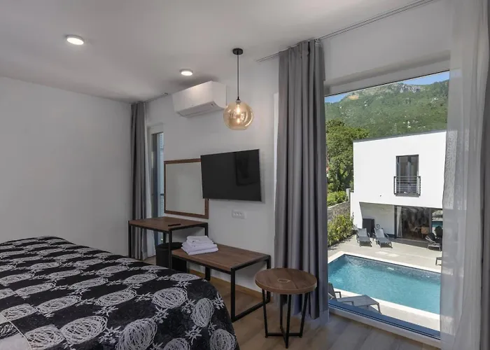 With 6 Bedrooms And Heated Pool * Mošćenička Draga