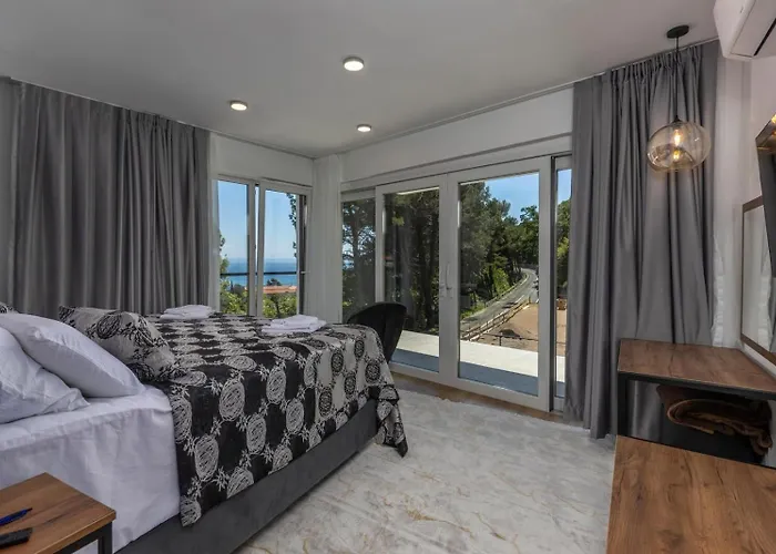With 6 Bedrooms And Heated Pool Villa Mošćenička Draga