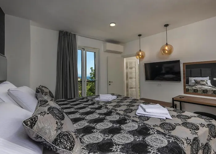 Villa With 6 Bedrooms And Heated Pool *